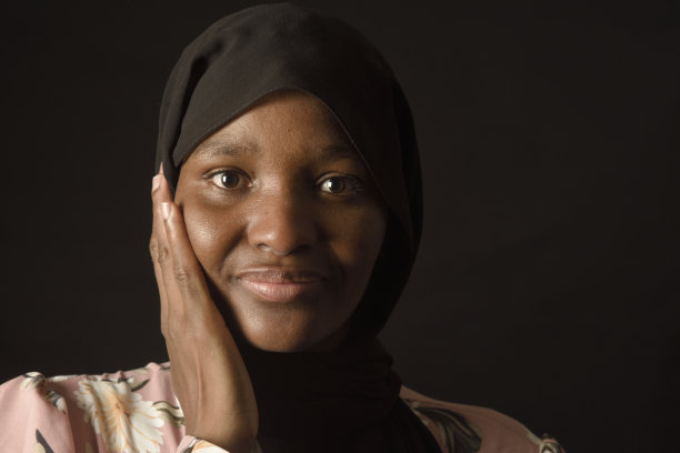 黑色肖像的一个妇女与布尔卡和手在脸上图片下载