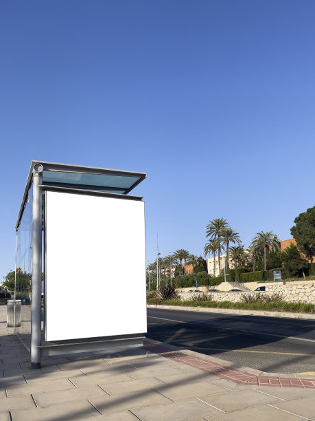 公交车站贴有广告海报-库存照片图片下载