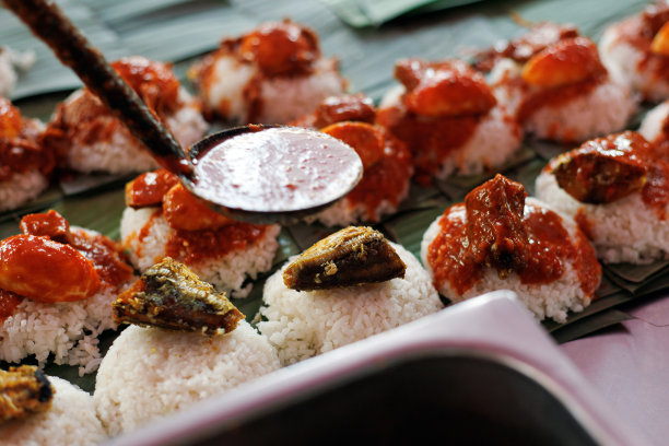 小贩正在用香蕉叶制作马来西亚流行街头小吃“Nasi Lemak”图片下载