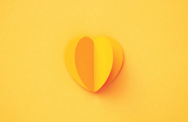 橙色的心坐在橙色的背景上图片下载