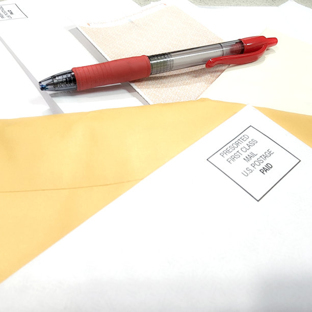 LV财务-桌子散落的邮件，包括账单，私人信件和垃圾邮件。图片下载