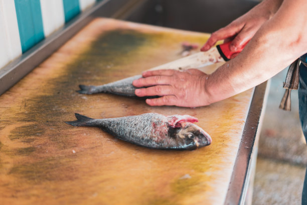 鱼贩清洁鱼图片下载