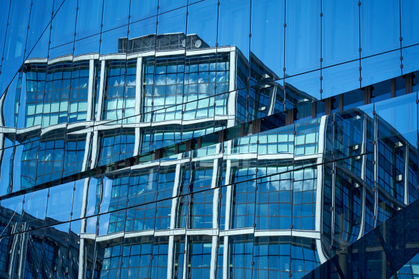 扭曲反射的玻璃办公建筑立面，德国柏林中心图片下载