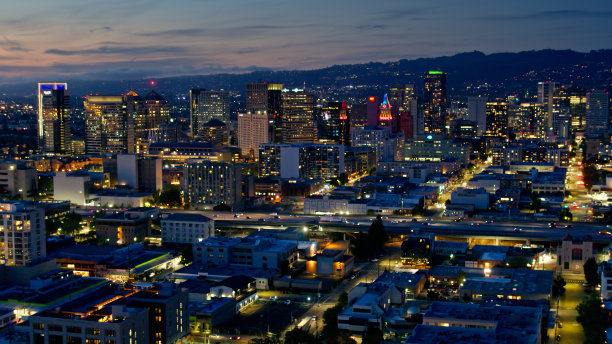 黄昏时分，加州奥克兰的航拍图片下载