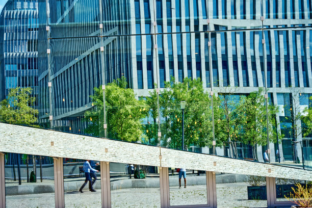 扭曲反射的玻璃办公建筑立面，德国柏林中心图片下载