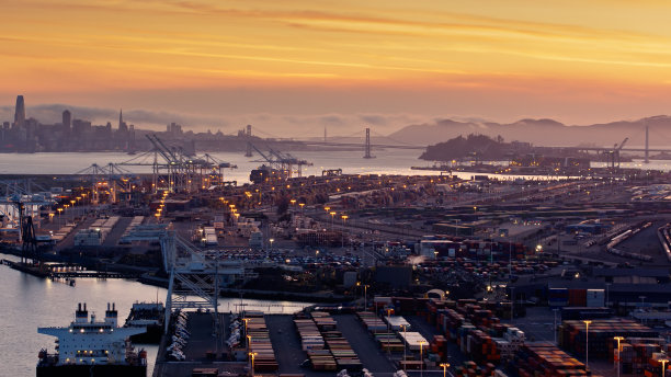 无人机拍摄的奥克兰港口和海湾大桥在日落图片下载