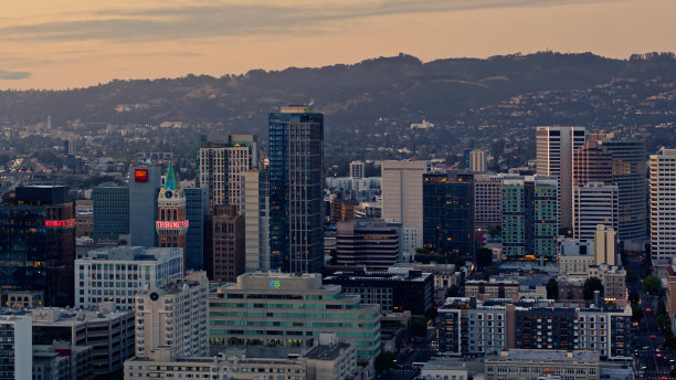 黄昏时分，加州奥克兰市区的鸟瞰图图片下载