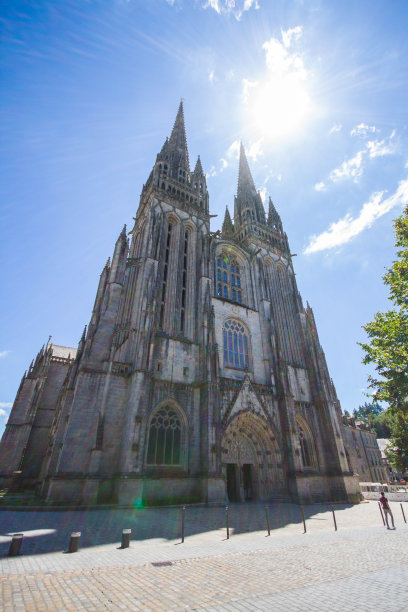 城市和位于法国布列塔尼的坎佩尔大教堂的景色。图片下载