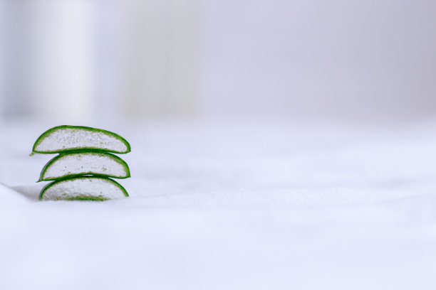 白底芦荟切片的选择性聚焦图片下载