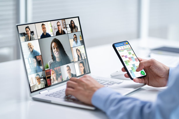 在桌面办公电脑上远程办公图片下载