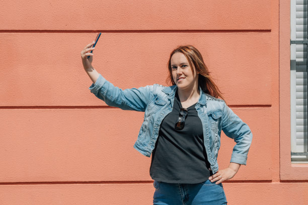 女孩在街上拿着手机图片下载