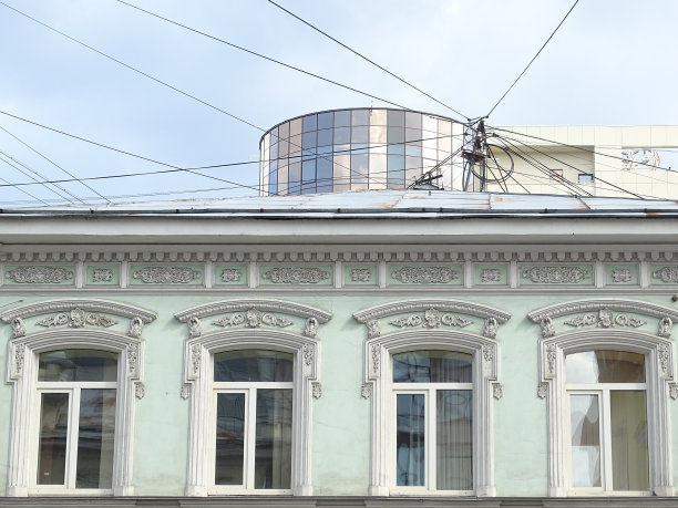 历史建筑立面的一部分。几何线性组合窗口。图片下载