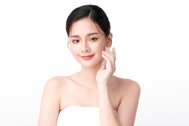 美丽年轻的亚洲女性与干净清新的皮肤在白色的背景，脸部护理，面部治疗，美容，美容和水疗，亚洲女性肖像。图片下载