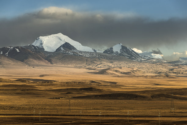 日出在喜马拉雅山脉图片下载