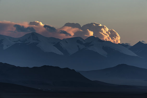日落在喜马拉雅山脉图片下载