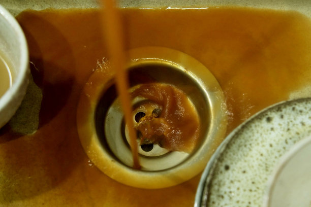 生锈的脏水从家里的水槽的水龙头里流出图片下载