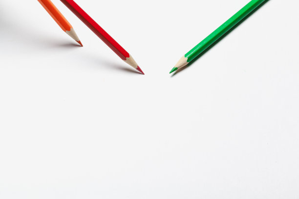 木制彩色普通铅笔孤立在白色背景上图片下载