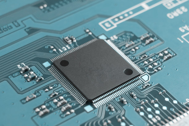 带有电阻、微芯片和电子元件的电路板的微距镜头。计算机硬件技术。综合通信处理器。信息工程。半导体。PCB。特写镜头图片下载