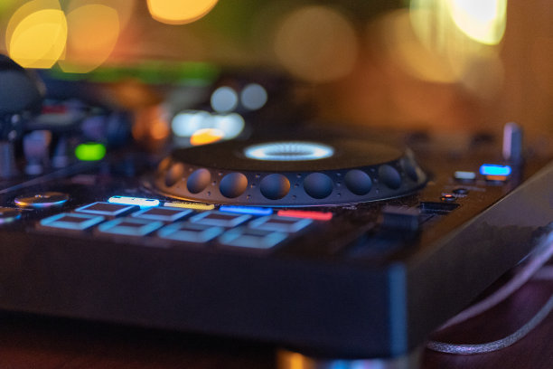 Dj平台上的Dj追踪控制，夜总会表演。DJ混音台控制器通过USB线连接笔记本电脑和平板电脑。图片下载