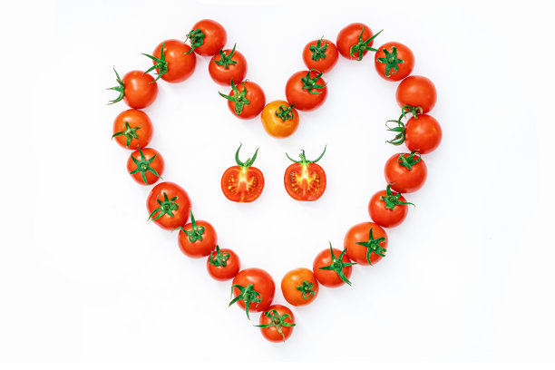 圣女果摆成心形。我喜欢蔬菜和照顾心脏系统的概念图片下载