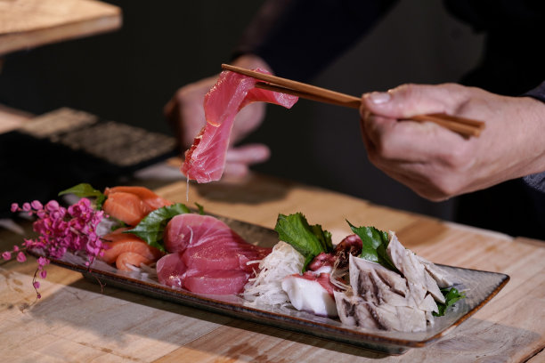 日本厨师准备做日本菜的特写。在传统日本餐厅的案板上做寿司。图片下载