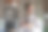快乐年轻的西班牙商人经理拿着智能手机。图片下载