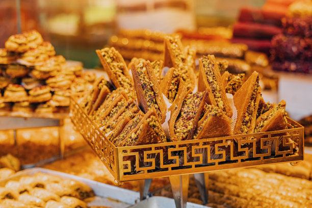 各种土耳其美食糖果和传统正宗海尔瓦糖果坚果在市场展示出售。美味店经营理念图片下载