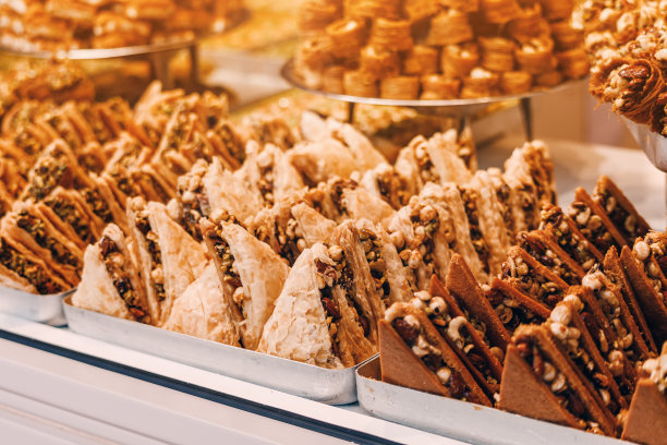 各种土耳其美食糖果和传统正宗海尔瓦糖果坚果在市场展示出售。糕点店经营理念图片下载