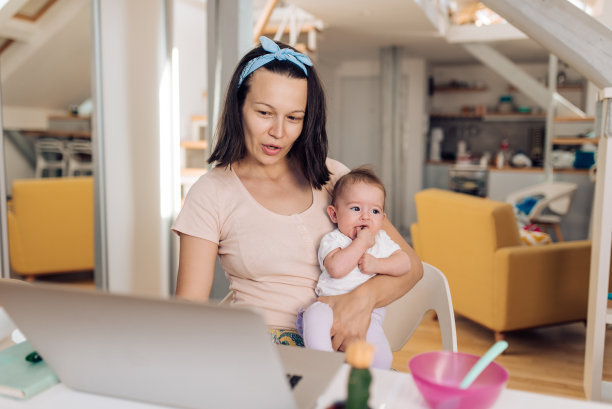 妈妈带着宝宝在家办公图片下载