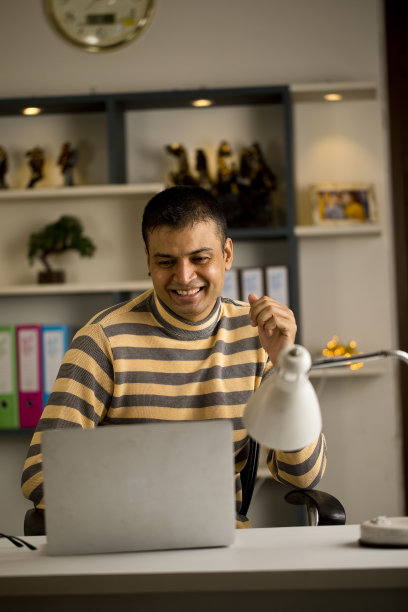 在家用笔记本电脑办公的男人图片下载