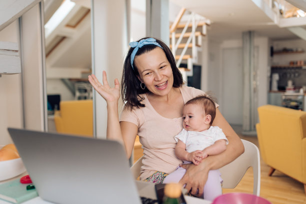 妈妈带着宝宝在家办公图片下载