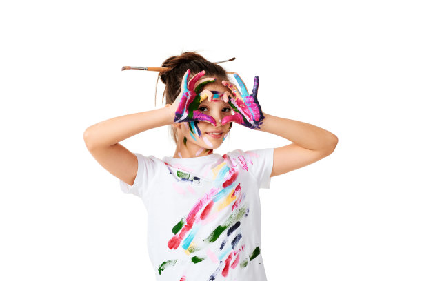 小女孩用五颜六色的颜料画出心形图片下载