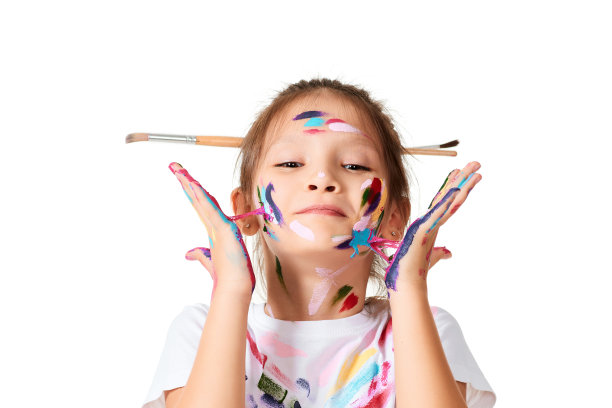 孩子女孩在五颜六色的油漆与画笔在头发图片下载