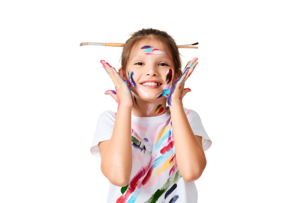 小女孩在五颜六色的油漆与画笔在头发图片下载