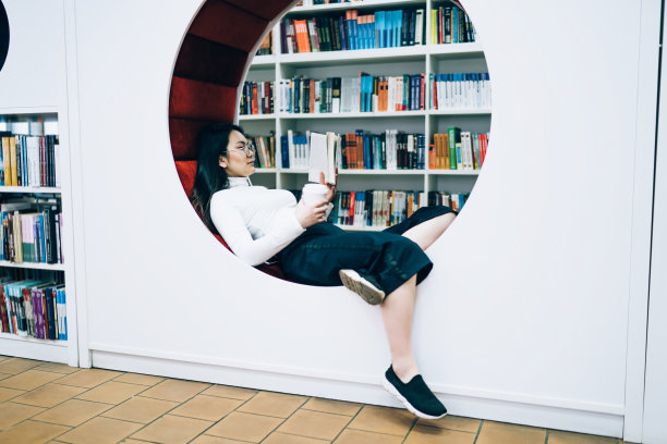 关注女性在图书馆阅读小说图片下载