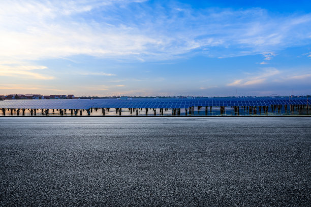 沥青公路和太阳能发电站图片下载
