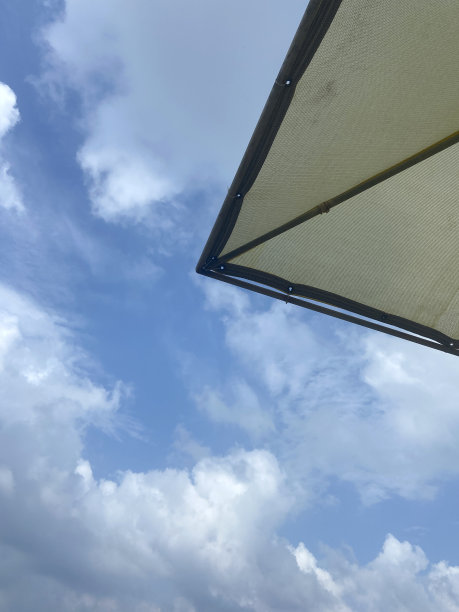 天空背景的沙滩伞图片下载