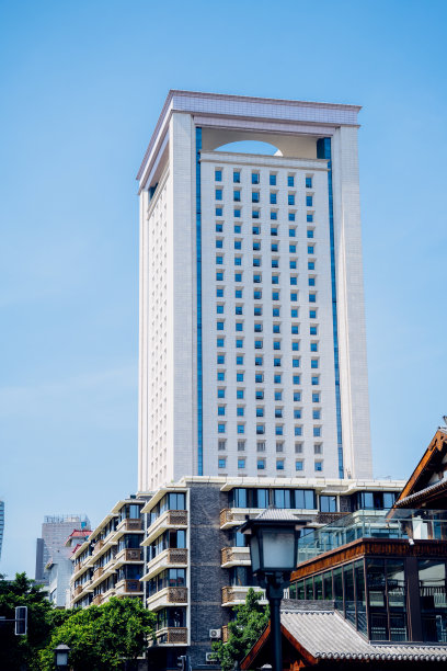 阳光明媚的成都现代城市建筑图片下载