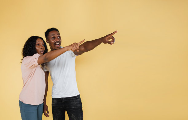 快乐快乐的非裔美国夫妇用手指着自由的空间图片下载