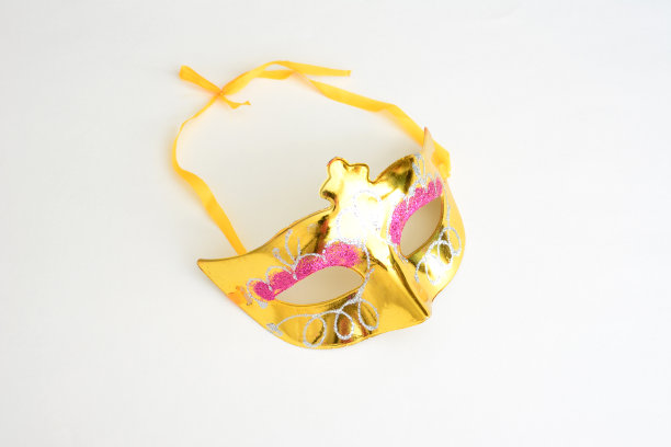 金色嘉年华面具与粉红色装饰孤立在白色背景图片下载