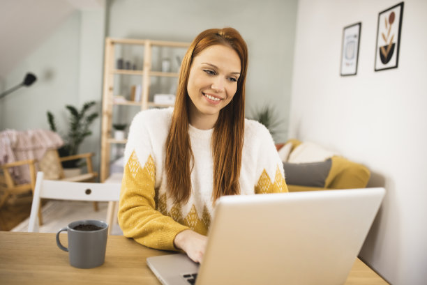 一个快乐女孩的肖像在她的公寓网上工作图片下载