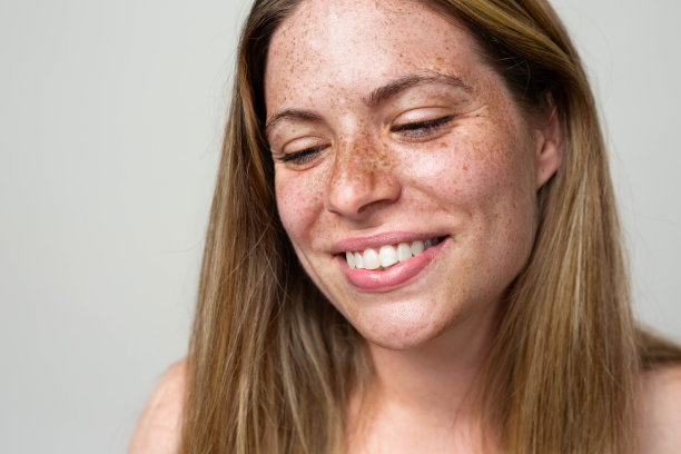 每个人都有美，有雀斑女人的特写肖像图片下载