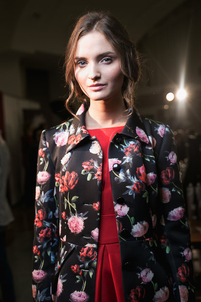 后台摄影，幕后的新服装收藏。在时装周上工作的时装模特的女性肖像。女孩穿由时装设计师图片下载