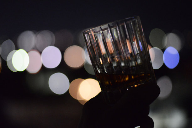 为城市的灯光干杯图片下载