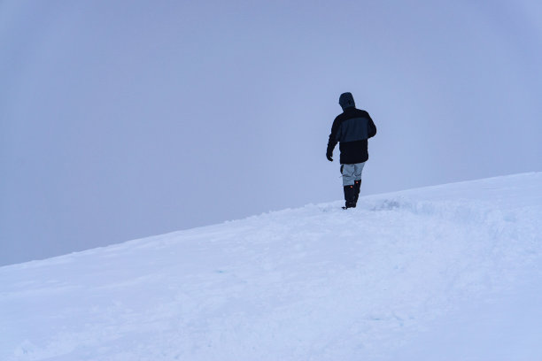 冬季山脉背景下的游客图片下载