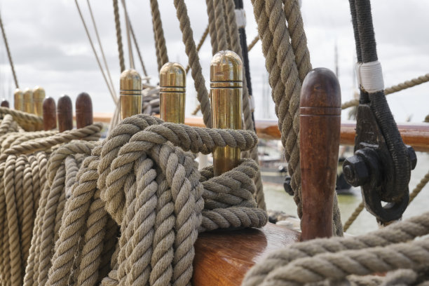 用铜和木制的corvine钉子绑绳子图片下载