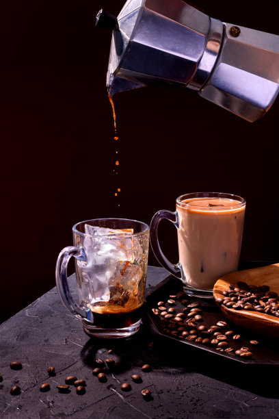 将咖啡和牛奶倒入加冰的玻璃杯中。黑暗和忧郁的概念。图片下载