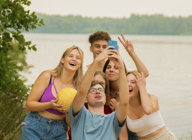 一群青少年在大自然中度假，用智能手机自拍图片下载