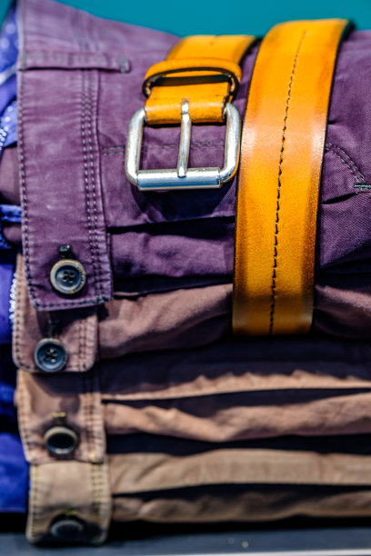 衣服在人体模型-特写图片下载