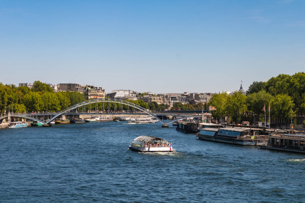 塞纳河景观与桥梁之一和一艘游船(bateau mouche)，巴黎，法国图片下载